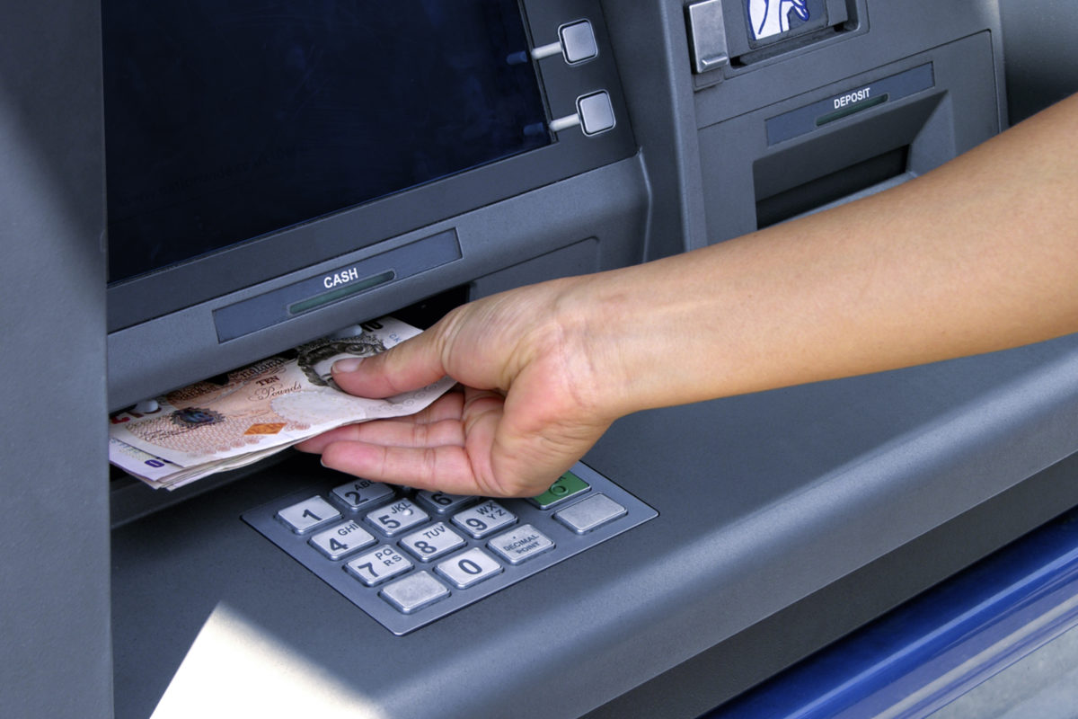 القبض على المتهمين بـ سرقة ماكينة ATM لأحد البنوك