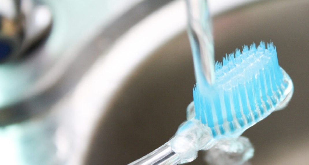 الطريقة الصحية لتنظيف فرشاة الاسنان بعد الاستعمال