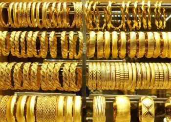 يتابع المستثمرون أسعار الذهب يوميًا، نظرًا لارتباط هذا المعدن الثمين بالاقتصاد العالمي، وكونه ملاذًا آمنًا للاستثمار. في ظل اضطرابات الأسواق الاقتصادية العالمية، يظل الذهب وجهة آمنة للكثيرين، خاصة مع تدهور اقتصادات العديد من الدول. أسعار الذهب اليوم السبت وصلت أسعار الذهب اليوم السبت في محلات الصاغة بدون المصنعية إلى الآتي: بلغ سعر جرام الذهب عيار 24 حوالي 3600 جنيه. سجل سعر جرام الذهب عيار 21 حوالي 3150 جنيه. استقر سعر جرام الذهب عيار 18 عند 2700 جنيه. بلغ سعر جرام الذهب عيار 14 حوالي 2100 جنيه. سجل سعر الجنيه الذهب 25,200 جنيه. سعر الذهب بالمصنعية يختلف سعر الذهب بالمصنعية من محل لآخر ومن منطقة لأخرى، حيث تتراوح قيمة المصنعية بين 30 و65 جنيهًا، وتتراوح بين 7% و10% من سعر جرام الذهب، باختلاف محلات الصاغة، المحافظات، والتجار. أسعار الذهب عالميًا على المستوى العالمي، تراجعت أسعار الذهب مؤخرًا لكنها ما زالت تتجه نحو تحقيق ارتفاع للربع الثالث على التوالي. يترقب المستثمرون بيانات التضخم الأمريكية، التي تؤثر بشكل كبير على أسعار الذهب. في المعاملات الفورية، ارتفع سعر الذهب بنسبة 0.28% ليصل إلى 2334.32 دولارًا للأونصة، بينما صعدت العقود الأمريكية الآجلة للذهب بنسبة 0.35% لتصل إلى 2344.80 دولارًا للأونصة. يعود هذا الارتفاع إلى تحسن آفاق التيسير النقدي في الولايات المتحدة، بالإضافة إلى شراء الصين كميات كبيرة من الذهب لاحتياطياتها، مما دعم أسعار الذهب في الربع الثاني. ينتظر المستثمرون صدور مؤشر أسعار نفقات الاستهلاك الشخصي في الولايات المتحدة، وهو مقياس التضخم المفضل لدى البنك المركزي الأمريكي.
