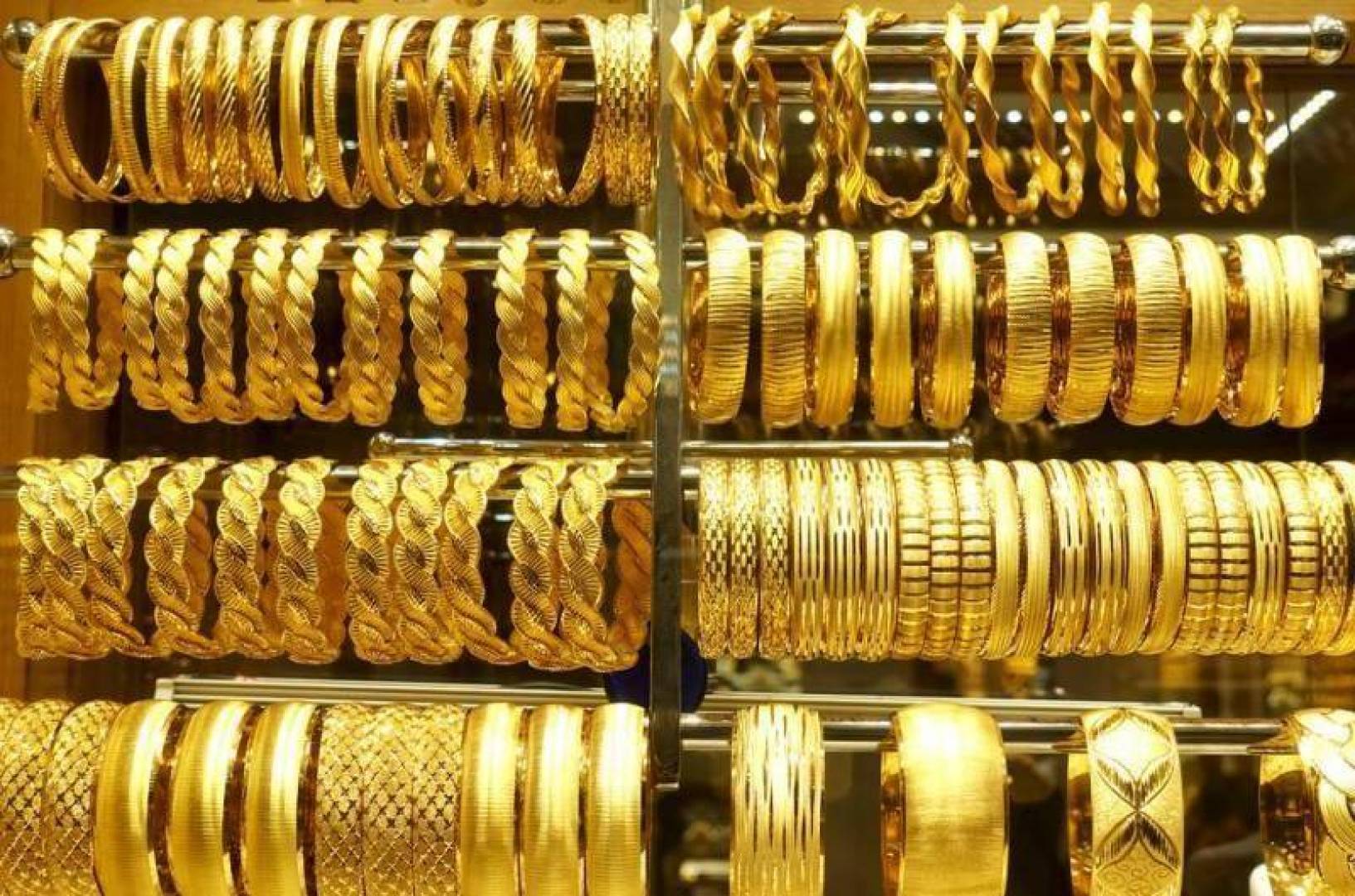 يتابع المستثمرون أسعار الذهب يوميًا، نظرًا لارتباط هذا المعدن الثمين بالاقتصاد العالمي، وكونه ملاذًا آمنًا للاستثمار. في ظل اضطرابات الأسواق الاقتصادية العالمية، يظل الذهب وجهة آمنة للكثيرين، خاصة مع تدهور اقتصادات العديد من الدول.أسعار الذهب اليوم السبت وصلت أسعار الذهب اليوم السبت في محلات الصاغة بدون المصنعية إلى الآتي: بلغ سعر جرام الذهب عيار 24 حوالي 3600 جنيه. سجل سعر جرام الذهب عيار 21 حوالي 3150 جنيه. استقر سعر جرام الذهب عيار 18 عند 2700 جنيه. بلغ سعر جرام الذهب عيار 14 حوالي 2100 جنيه. سجل سعر الجنيه الذهب 25,200 جنيه. سعر الذهب بالمصنعية يختلف سعر الذهب بالمصنعية من محل لآخر ومن منطقة لأخرى، حيث تتراوح قيمة المصنعية بين 30 و65 جنيهًا، وتتراوح بين 7% و10% من سعر جرام الذهب، باختلاف محلات الصاغة، المحافظات، والتجار. أسعار الذهب عالميًا على المستوى العالمي، تراجعت أسعار الذهب مؤخرًا لكنها ما زالت تتجه نحو تحقيق ارتفاع للربع الثالث على التوالي. يترقب المستثمرون بيانات التضخم الأمريكية، التي تؤثر بشكل كبير على أسعار الذهب. في المعاملات الفورية، ارتفع سعر الذهب بنسبة 0.28% ليصل إلى 2334.32 دولارًا للأونصة، بينما صعدت العقود الأمريكية الآجلة للذهب بنسبة 0.35% لتصل إلى 2344.80 دولارًا للأونصة. يعود هذا الارتفاع إلى تحسن آفاق التيسير النقدي في الولايات المتحدة، بالإضافة إلى شراء الصين كميات كبيرة من الذهب لاحتياطياتها، مما دعم أسعار الذهب في الربع الثاني. ينتظر المستثمرون صدور مؤشر أسعار نفقات الاستهلاك الشخصي في الولايات المتحدة، وهو مقياس التضخم المفضل لدى البنك المركزي الأمريكي.