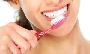 تنظيف الأسنان