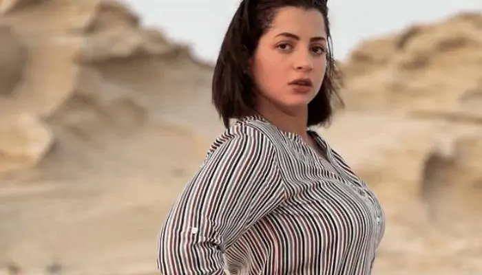 الفنانة منى فاروق تهاجم متابعيها